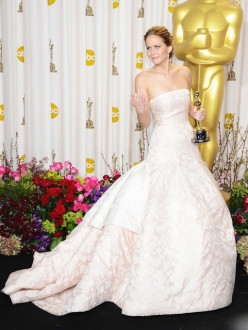 Jennifer-Lawrence-Middle-Finger-Oscars.jpg